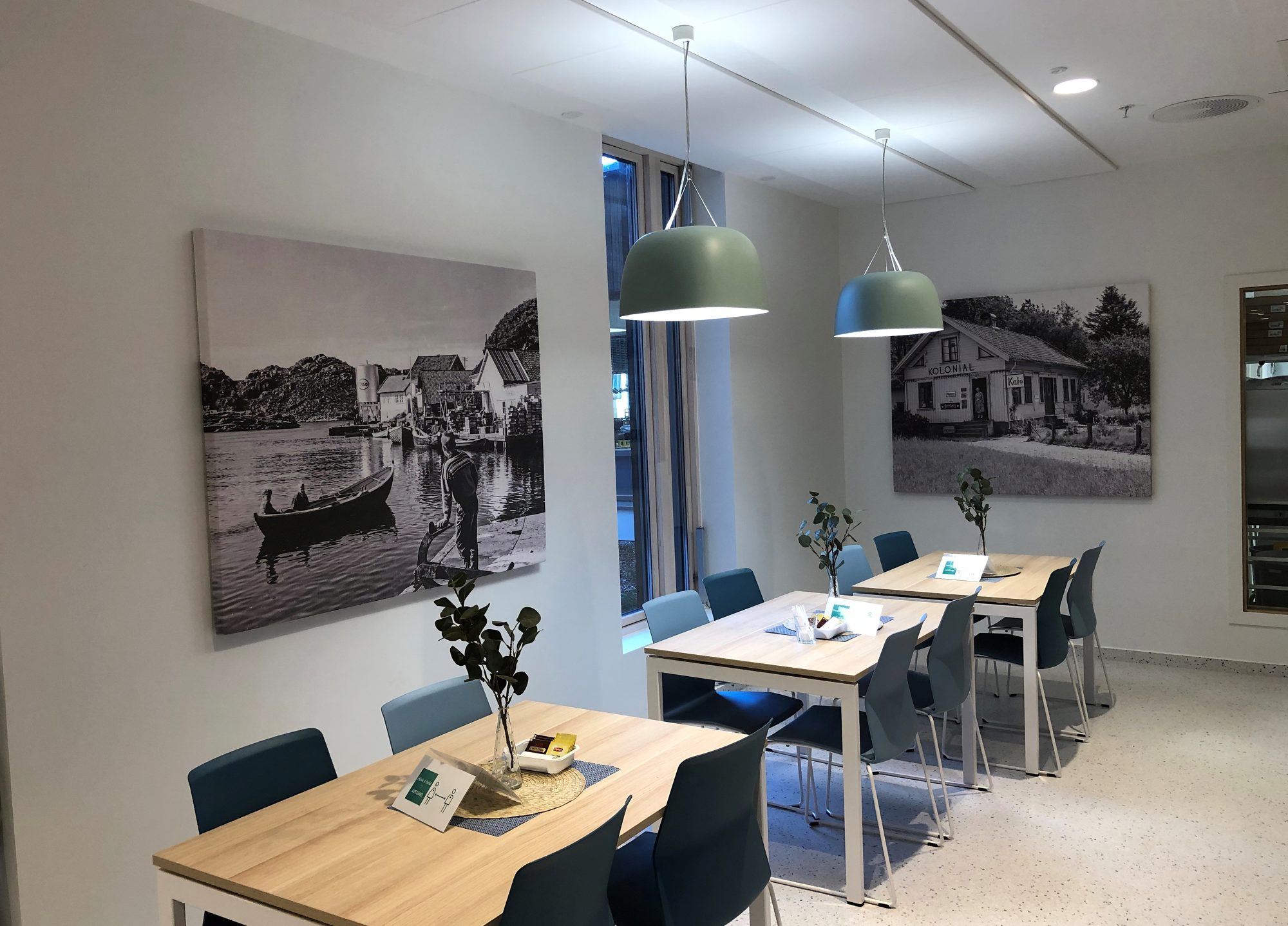 Spisekrok med akustikkplater og store fotoabsorbenter i Lyngdal helsehus – prosjekt fra Acusto