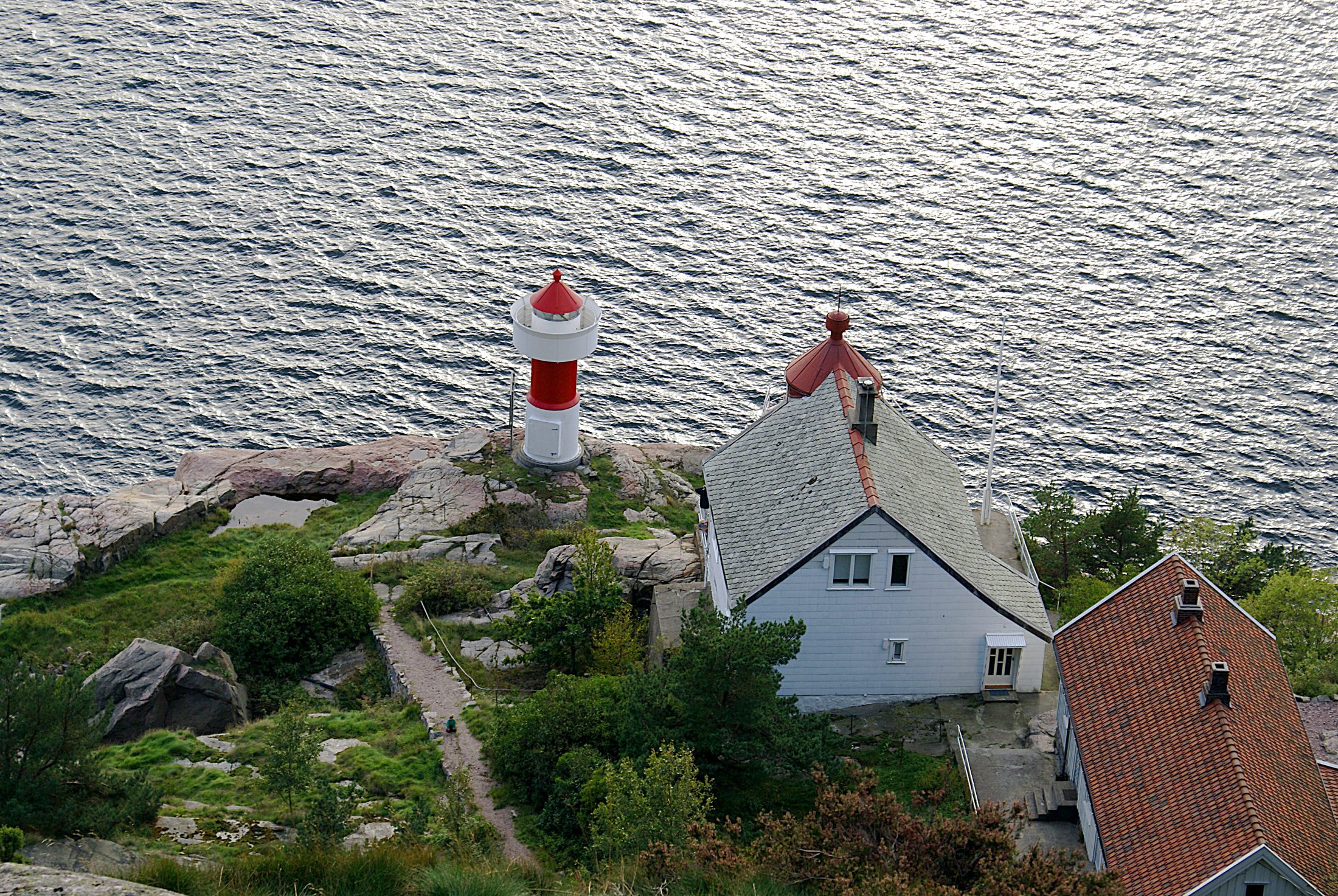 Odderøya fyr ved innseilingen til Kristiansand – Philip Gabrielsen, CC BY-SA 4.0, Wikimedia Commons